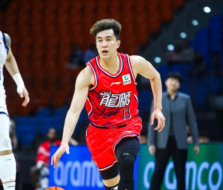 世界杯手机观看-郭艾伦被担架抬出场，或是生涯最后一战，球迷：不希望就此退役