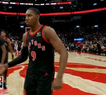 世界杯高清入口-大举反击！巴雷特三分命中 猛龙轰出13-2反超太阳