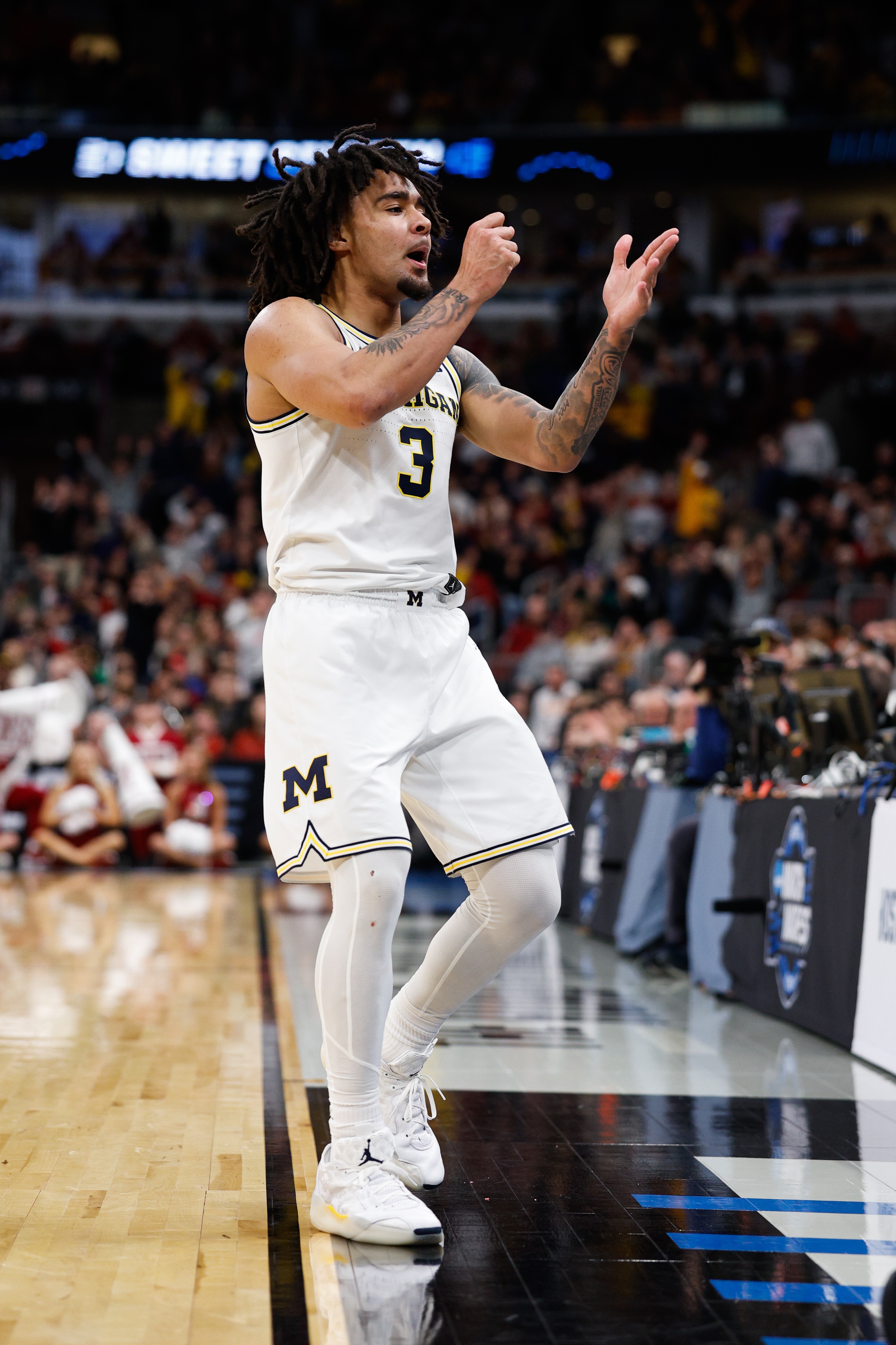 世界杯直播下载-可圈可点！卡多11中5砍全场最高19分 罚球9中8